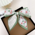 Accessoire cheveux noeud en soie à fleurs avec bordure verte dans une boîte cadeau - Marguerite Rose Bord Vert