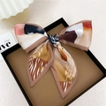 Foulard étroit aspect soie avec imprimé géométrique terreux noué en un joli nœud - Arôme de Café