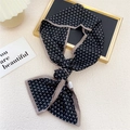 Élégant foulard étroit en soie à motif géométrique noir et blanc avec bordure grise - Noir Motif V
