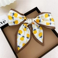 Foulard twilly étroit à motif de tulipes jaunes et bordure marron en boîte cadeau - Points de Tulipe