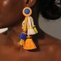 Boucles d'oreilles bohèmes colorées avec pompons multicouches portées par un mannequin - Bord Bleu Orange Multi Pompon(12# E-1857)
