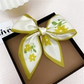 Foulard élégant en soie crème avec motif floral jaune et bordure vert olive détaillée - Fleur de Cloche Jaune