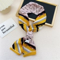Foulard étroit en soie pour femme avec motifs de mors de cheval jaunes sur satin - Rayures Diagonales Chaîne Rose Jaune