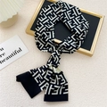 Écharpe étroite en soie noir et blanc avec imprimé géométrique pour cheveux ou cou - Noir Motif E