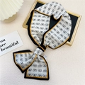 Écharpe étroite en soie à imprimé papillon et bordure contrastée noir-jaune en nœud - Petit Papillon Blanc