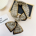 Écharpe étroite en soie avec motifs de papillons noirs et bords jaune doré - Petit Papillon Kaki