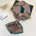 Twilly étroit en satin avec motif géométrique marron et bordure verte élégante - Double C Bord Vert