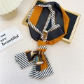 Foulard étroit en soie pour femme avec imprimé géométrique orange et gris noué - Rayure Bicolore D