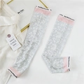 Détail des manchettes de protection solaire en soie glacée à fleurs avec poignets roses - Fleur Blanche Fond Gris