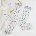 Détail de manchettes en soie glacée à fleurs avec trous pour les pouces et élastiques - Motif Floral Rose