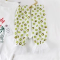Detail van de witte kantmanchetten met kiwi-opdruk op lichte zonbeschermende mouwen - Chiffon Kant Kiwi