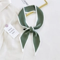 Sciarpa stretta in seta verde scuro con bordo bianco e scritte su una camicia - verde scuro