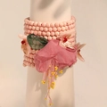 Mehrlagiges Boho-Perlenarmband mit rosa Schifffonblume und Quastenanhänger - Rosa Blume Schmetterling Quaste Stil (S-485)