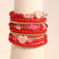 Böhmisches mehrlagiges rotes Perlenarmband-Set mit goldenen Akzenten und Herzanhängern - Rot (S-480)