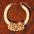 Collana girocollo etnica doppio strato in cocco, legno, dettagli in metallo e perla - Stile Disco di Legno in Corda Intrecciata Crema (X-769)
