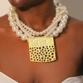 Dettaglio collana di perle multistrato con pendente quadrato martellato oro su modella - Stile martellato cavo quadrato (2#)