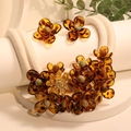 Ketting en oorbellen set met amberkleurige acryl bloemen en gouden details - Ketting + Oorbellen Set (X-771)
