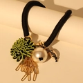 Modische Blumenkette mit schwarzer Kordel, großer Kunstperle und goldenen Gliedern - Schwarzes Seil Grüne Blume