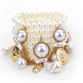 Bracciale multistrato di perle sintetiche con accenti dorati e pendenti barocchi - Stile Perle Multistrato Vintage (S-405)