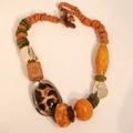 Dettaglio della collana bohémien con perline leopardate ed elementi in resina - Giallo (X-868)