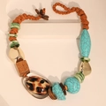 Dettaglio della collana etnica con turchese, stampa leopardata, perle di legno e metallo - Blu (X-868)