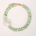 Groen gemarmerde kralenketting met grote witte parel en goudkleurige verlengketting - Stijl X-782 Met Tussenkralen