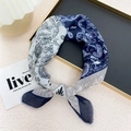 Carré de soie aux motifs cachemire bleu marine et blanc sur un plateau décoratif - Taille unique / Paisley en épissage bleu marine