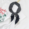 Sottile sciarpa in seta twilly a righe bianche e blu legata su una t-shirt bianca - 7x130cm / Nero a Strisce