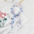 Rosa Blumenschal mit Love Yourself Aufdruck gebunden an einem weißen T-Shirt - 7x130cm / Weiß Blau Blumig auf Rosa