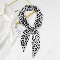 Sciarpa twilly in seta con stampa leopardata classica con camicia bianca e decori - 13A Stampa Leopardata