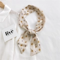 Foulard étroit à motif floral beige et jaune noué sur un col de chemise blanc - 7*110cm / Fleurs Dorées