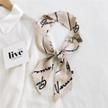 Élégant foulard twilly beige avec imprimé calèche vintage et lettrage cursif - 7*110cm / Lettre Carrosse