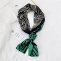 Foulard sottile in seta con motivo geometrico verde e nero su camicia bianca - Linee Geometriche Verde