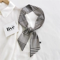 Foulard étroit à motif pied-de-poule noir et blanc noué sur une chemise blanche - 7*110cm / Pied-de-poule Classique
