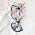 Sciarpa stretta in seta a righe rosa e blu con stampa di lettere su camicia bianca - Righe Classiche Rosa