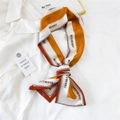 Sciarpa stretta in seta a righe arancioni e rosse con stampa su sfondo camicia bianca - Righe Classiche Arancione