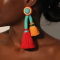 Boucles d'oreilles bohèmes à pompons colorés avec clou turquoise sur un mannequin - Bord Dentelé Or Pompon Multicolore(8# E-1853)
