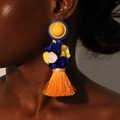 Boucles d'oreilles bohèmes avec fleurs et pompons bleu roi et jaune portées par un mannequin - Grappe de Fleurs Bleu Royal Jaune(15# E-1860)