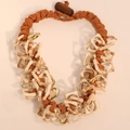 Collana con anelli in acrilico e maglie in resina marrone e beige su cordino intrecciato - Stile Bohemien Color Block Arancione e Bianco (X-859)