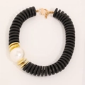 Vue détaillée du collier fait main avec perles heishi noires, perle large et fermoir doré - Noir