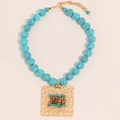 Collana etnica di perle blu con pendente quadrato dorato martellato e mosaico intarsiato - Perline Blu Con Pendente Quadrato Oro (X-989)