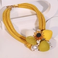 Dettaglio del ciondolo a girasole fatto a mano con perle su collana in corda intrecciata - Stile girasole intrecciato a mano (X-670)