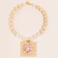 Collar artesanal con cuentas de madera, perlas y un gran colgante cuadrado de metal - Estilo de Piedra Rosa Martillada Cuadrada (X-987)