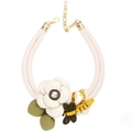 Collana boho con grande fiore in tessuto bianco, ciondolo a libellula e cristallo centrale - Design Camelia Bianca e Libellula (X-773)