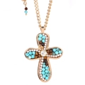 Collana a croce dorata con perle di cristallo blu e strass scintillanti su sfondo bianco - Stile Croce Boema Con Turchese e Strass (X-603)