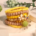 Bracciale multistrato giallo con ciondoli a forma di girasole e farfalla - Stile Giallo Girasole (S-530)