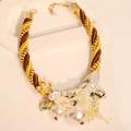 Collana dichiarazione boho con perle, corda intrecciata dorata e petali in rete - Collana X-845