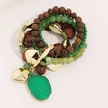 Bracciale bohémien multistrato con perline in legno scuro e ciondolo in pietra verde - Verde (S-445)