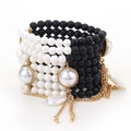 Pulsera de varias capas de cuentas negras y blancas con flecos dorados y perlas barrocas - Estilo de Borla en Contraste Blanco y Negro (S-413)
