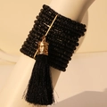 Boheemse meerlaagse kralenarmband met een gouden hanger en lange zwarte zijden kwast - Boheemse Kwaststijl (S-415)